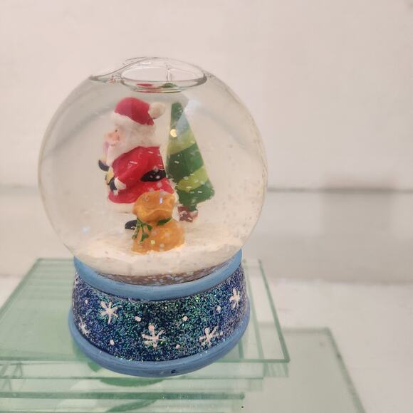 Christmas snow globe featuring caroling snowmen - Picture 3 of 5